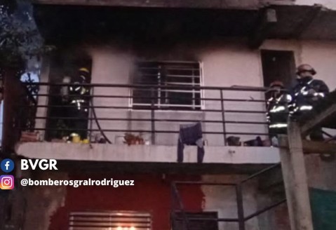 Se incendió una casa en Altos del Oeste y una mujer terminó hospitalizada