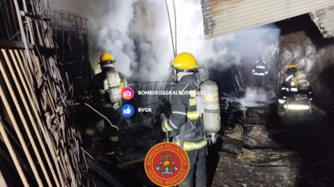 Las llamas tomaron por completo una casa en el barrio Parque Irigoyen