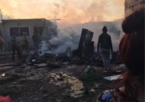Voraz incendio causó severos daños en tres viviendas del barrio Maravilla del Oeste