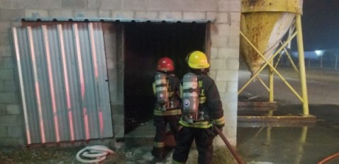 Incendio en una fábrica del barrio Cina Cina