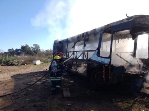 Susto en el barrio San Carlos por el incendio de un colectivo