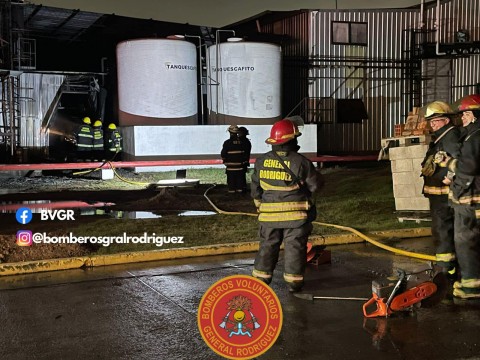 Intenso trabajo de Bomberos por un incendio en plena madrugada: qué pasó y dónde fue