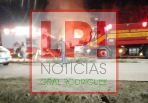 Voraz incendio destruyó la vivienda de un reconocido artista local: "me quedé con lo puesto"
