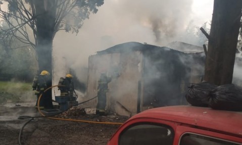 Bomberos evitaron que se propagara un incendio en cercanías del límite con Moreno