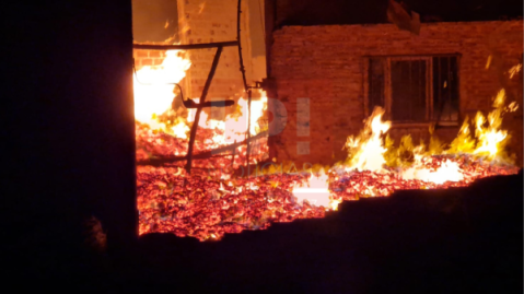 Infierno en Agua de Oro: ardió una fábrica de pallets a metros de la Colectora