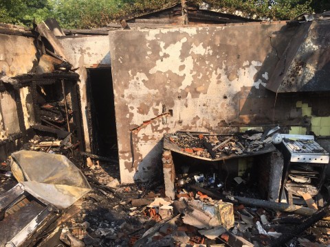 Vecino perdió la casa en un incendio en Parque Joly y piden ayuda
