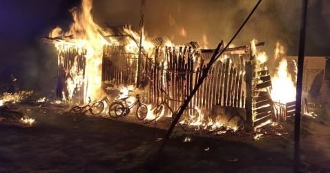 El infierno repentino en una casa de Pico Rojo y la angustiante situación de una familia que perdió todo