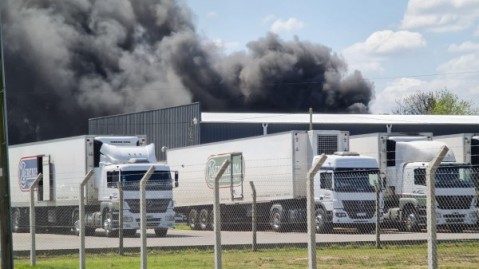 Gran columna de humo por un voraz incendio en una fábrica sobre la Ruta 28