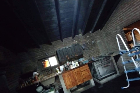 Fuego repentino en una caja y la desesperación de vecinos para apagar el incendio en una casa: "Fue horrible"