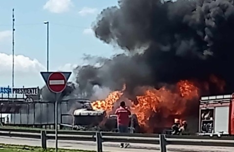 Los videos más impactantes del incendio de tres camiones en pleno Acceso Oeste