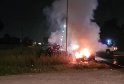 Un vehículo quedó envuelto en llamas en la madrugada