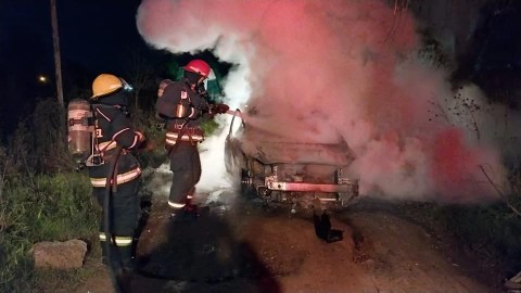 Un auto quedó envuelto en llamas en el barrio Maravilla del Oeste