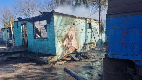 Familia con cinco chicos debe conseguir un alquiler tras perder su casa en un incendio: cómo ayudarlos