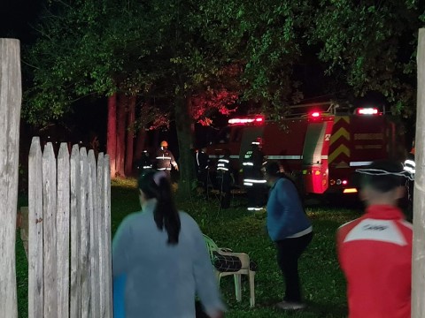 Enojo tras un incendio en Los Pinares: "Nos cagan la vida"