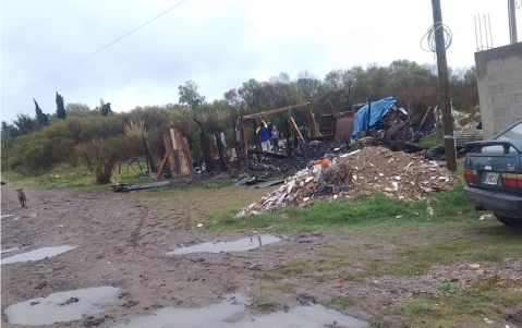 Piden ayuda para un vecino que perdió todo en un incendio: "Quedó en la calle sin nada"