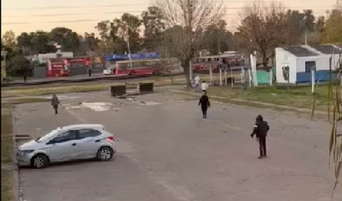 Video: corridas, violencia y nuevos incidentes tras un partido de Alem