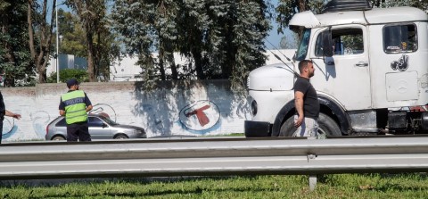 Un camión volcó su carga tras un intento de robo en plena Autopista