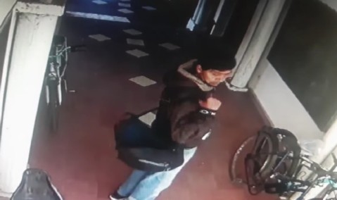 Video: entró a una parroquia para robar, pero lo descubrieron