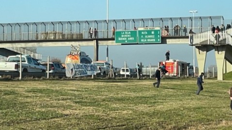 Corte y tensión en la autopista por un joven en riesgo sobre un puente