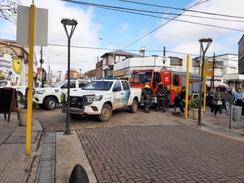 Policía, Bomberos, móviles municipales y una situación que generó susto en el centro