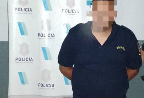 Detienen a un hombre que iba vestido de policía y en un auto robado que el mismo denunció