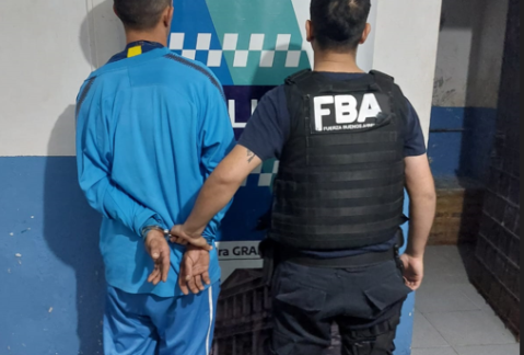 Merodeaba y lo detuvieron en el centro: Una mochila, múltiples delitos
