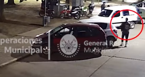 Video: rompió los vidrios de un comercio para robar y terminó detenido
