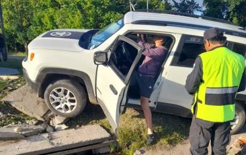 Camioneta terminó arriba de la vereda tras chocar a una motociclista que iba con su hija menor