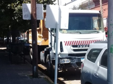 Camión municipal provocó un accidente a una ciclista y fue aprehendido el conductor