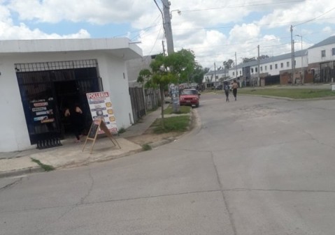 Atacó a su padrastro, luego a la Policía y tuvieron que dispararle postas de goma para detenerlo