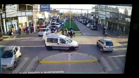 Video: así fue el choque entre un auto y una moto en Av. San Martín y Avellaneda
