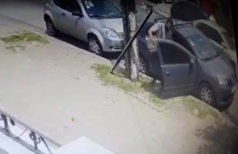 Video: le abrieron el auto en una esquina céntrica y le sustrajeron sus pertenencias