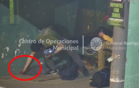 Video: los movimientos sopechosos por los que arrestaron a un delincuente en la entrada del Polideportivo Municipal