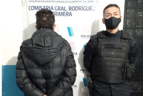 Arrestaron a un hombre que le robó a otro frente a un banco