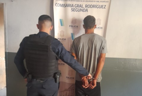 Se escondió en el baúl de un auto para huir de la Policía pero igual lo arrestaron