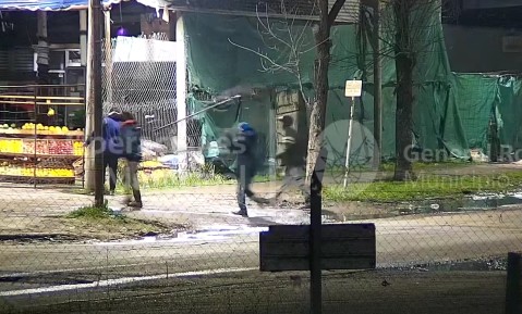 Video: así arrestaron a dos ladrones que fueron vistos por las cámaras municipales cuando huían con el botín