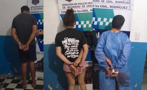 Detuvieron a dos mujeres y un hombre que dispararon contra la casa de una vecina, la golpearon y robaron