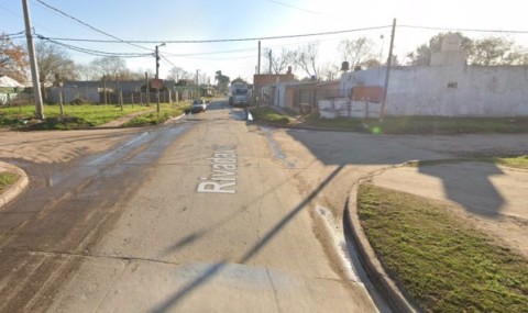 Motochorros descontrolados asaltaron a un joven en el barrio Agua de Oro