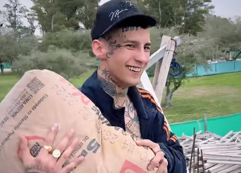 Video: as&iacute; es la casa que L-Gante construye para mudarse y alejarse de General Rodr&iacute;guez