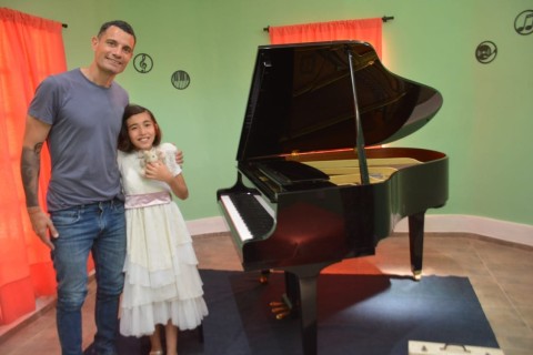 Anita, la pequeña prodigio musical de la ciudad, recibió un regalo del intendente para seguir su crecimiento artístico
