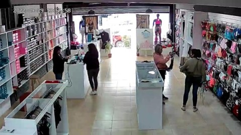 Mecheras quisieron robar en un comercio c&eacute;ntrico y fueron descubiertas: la maniobra que usaron