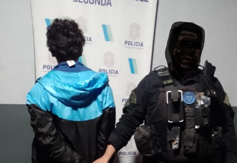 Tiene 16 a&ntilde;os y asalt&oacute; a una mujer con un arma falsa pero lo vieron por las c&aacute;maras y lo arrestaron