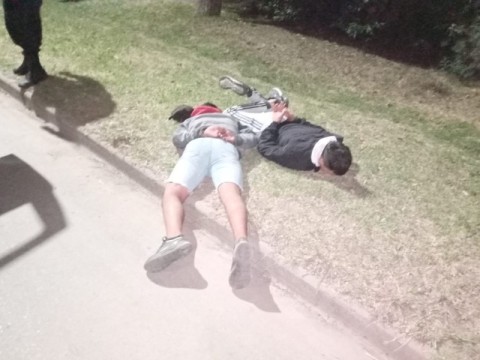 Dos menores armados fueron arrestados tras ser capturados en pleno raíd delictivo