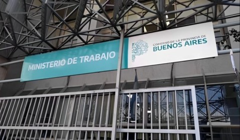 Un gremio de estatales pidió a la Provincia que adelante el pago del aguinaldo y una asociación judicial, nuevas paritarias