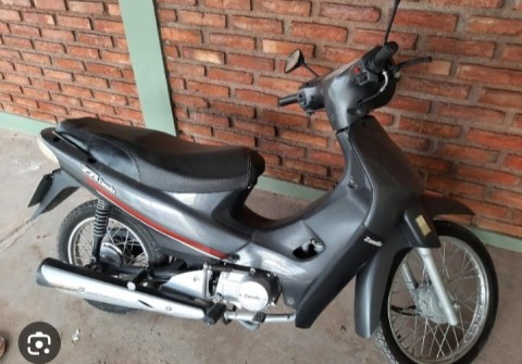 Le robaron la moto mientras trabajaba y se la llevaron a la rastra