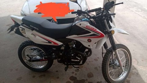 Delincuentes entraron a una casa y robaron una moto