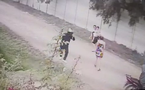 Video: motochorro asaltó a dos jóvenes y un nene en el barrio El Casco