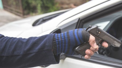 Momento de pánico para una madre y su hija que fueron asaltadas por cinco delincuentes armados