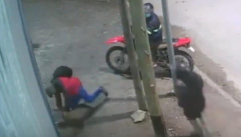 VIDEO: Otra vez motochorros en "moto roja" robando con arma a empleados que entraban a trabajar a una distribuidora