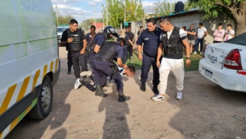 Persecución, choque y motochorros arrestados en el barrio Altos del Oeste